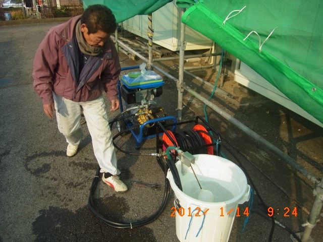 高圧洗浄機とホース・給水容器の準備