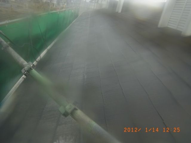 軒先側の一部を洗い終えた北面屋根の途中経過