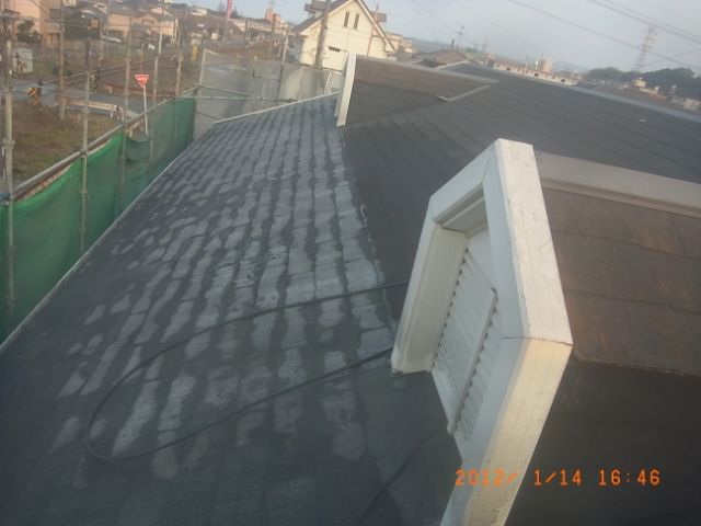 一部に未洗浄範囲を残した北面屋根の夕方の状態