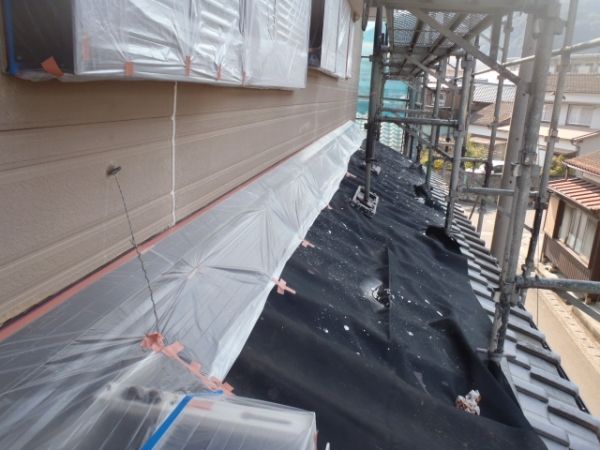 1階屋根に敷いたゴムシートと銅板のビニール養生
