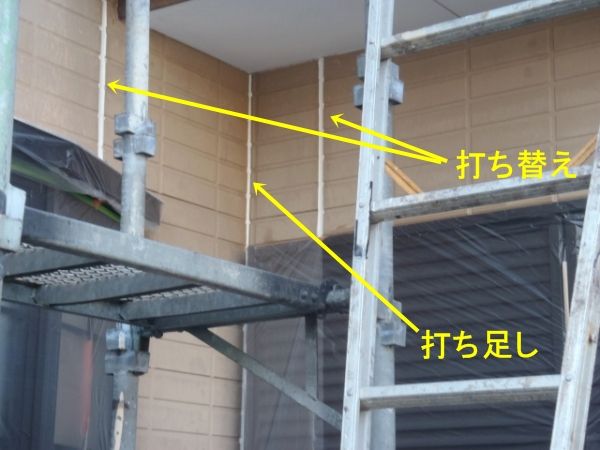 外壁入隅のコーキング打ち足しと縦目地の打ち替え箇所