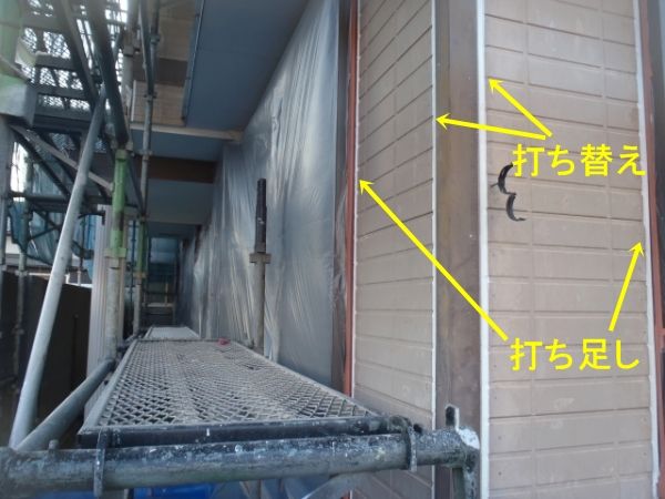 建物角部のコーキング打ち替えとサッシ際の打ち足し箇所