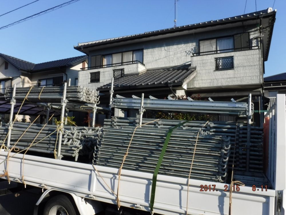E様邸に搬入した足場資材を積んだトラック