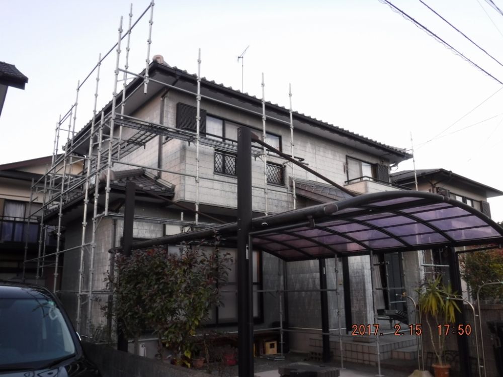 初日の足場組立て途中のE様邸外観
