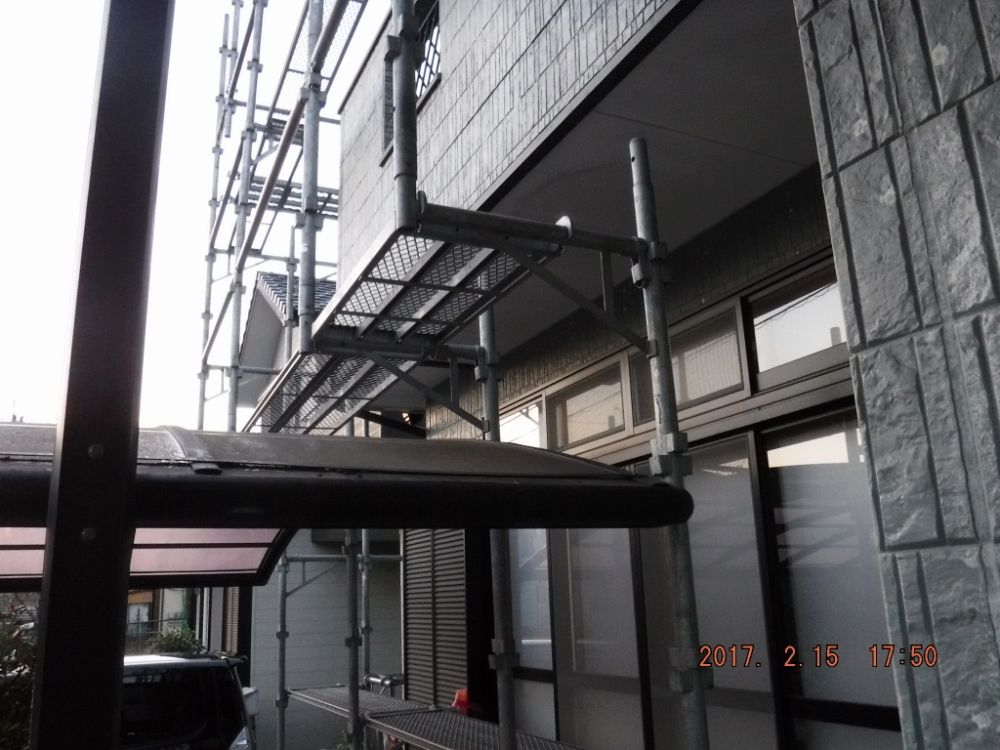 テラス屋根の上に組んだ足場