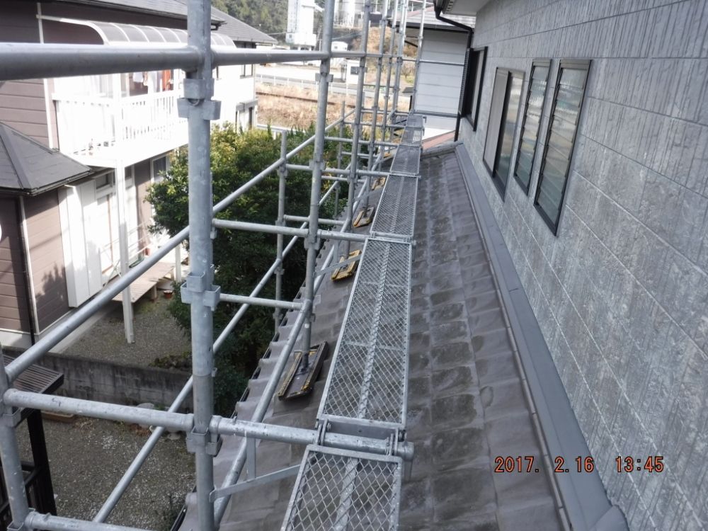 外壁から間隔を空けて組んだ屋根上の足場