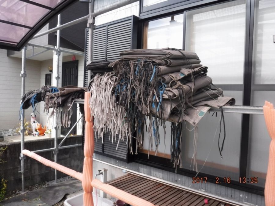 足場組立て後のメッシュシート張り