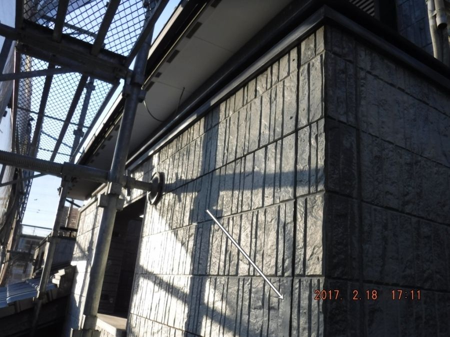 軒がなく雨が当たる外壁