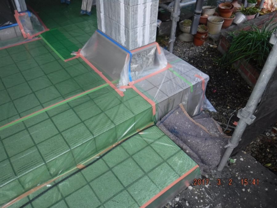 玄関ポーチの床と柱脚周囲の養生