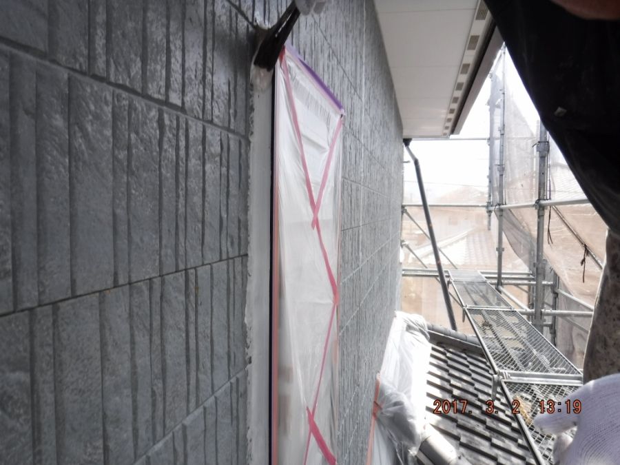 サッシ周囲のシーリング面に刷毛で下塗りする作業