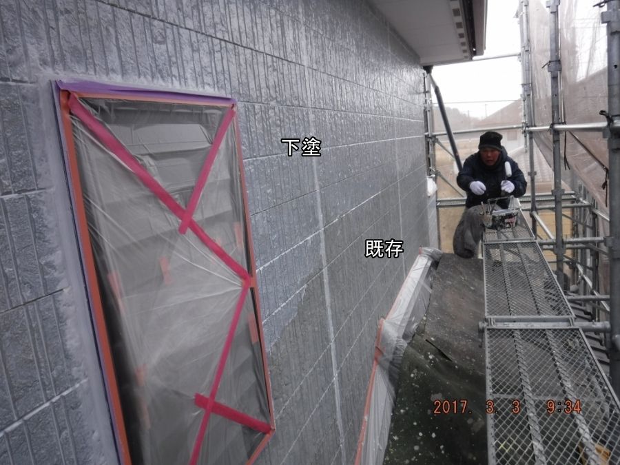 2階西面外壁の下塗り部分と既存面