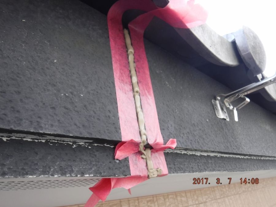 鼻隠し板の継ぎ目にシーリング材を充填