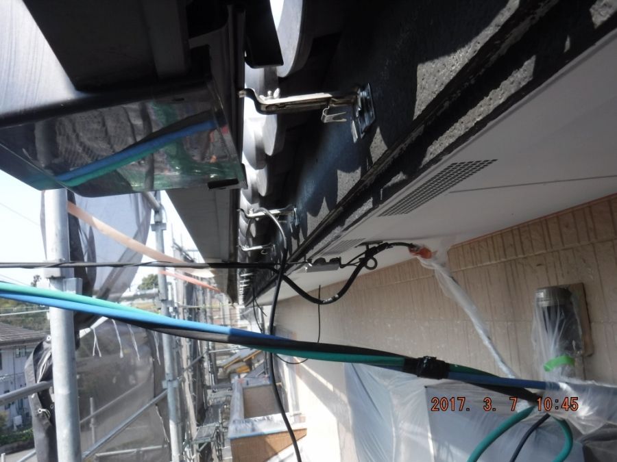 軒樋を金具に吊り下げ足場側へ引いて作業空間を確保