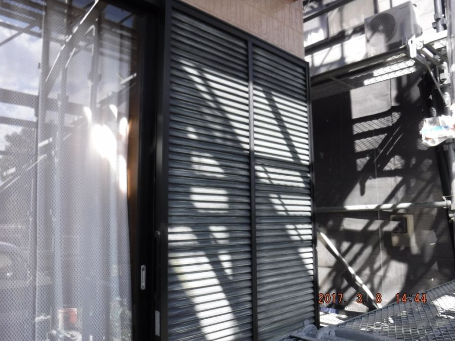 吹付け塗装用の養生前の戸袋