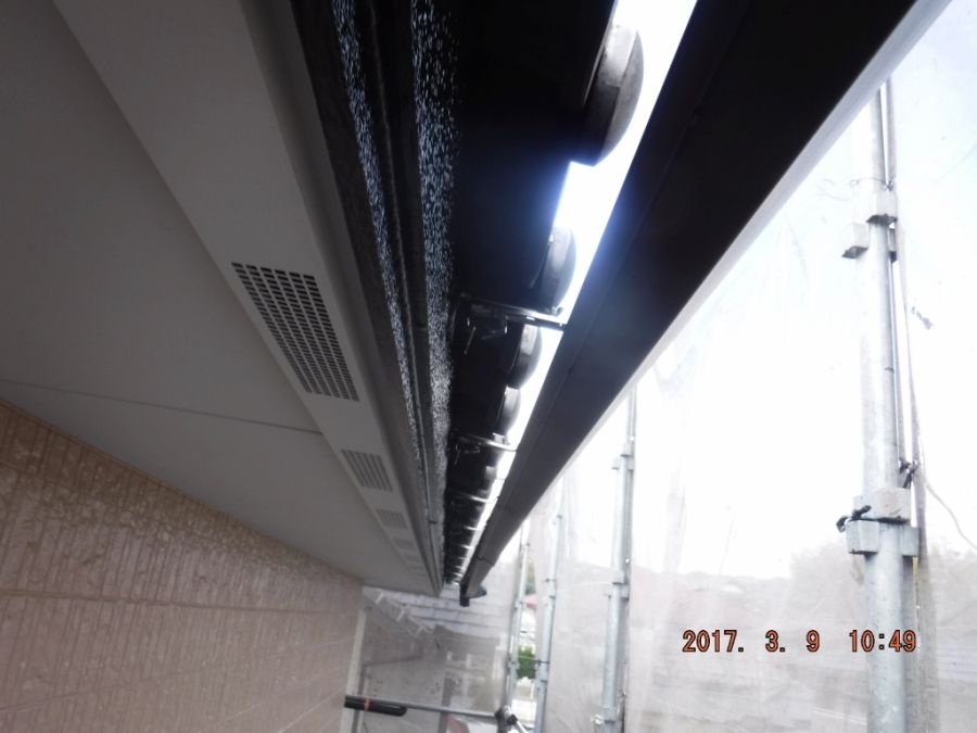復旧作業で仮に吊り下げた軒樋