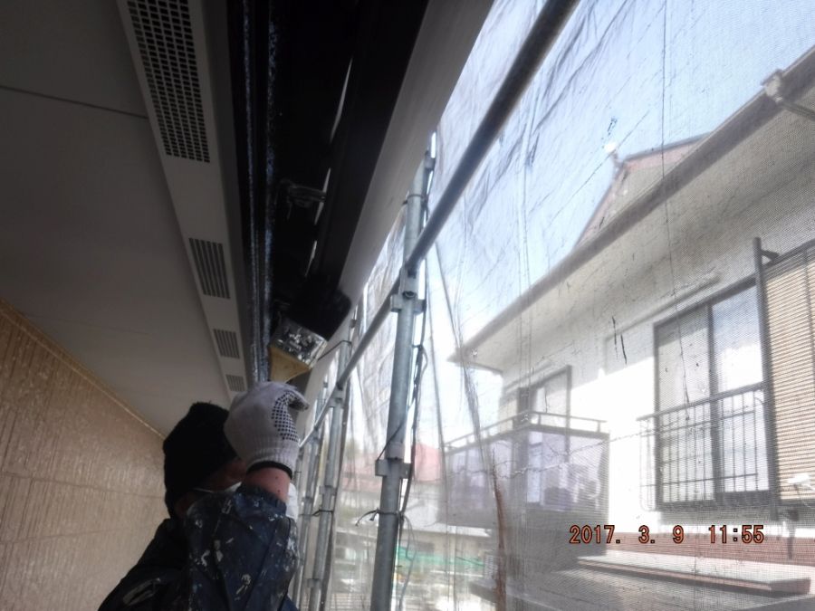 復旧前の軒樋を刷毛で清掃