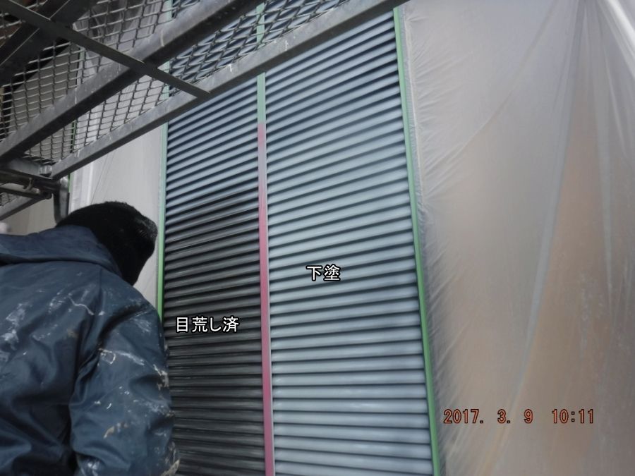 戸袋の下塗り作業と目荒し済み部分