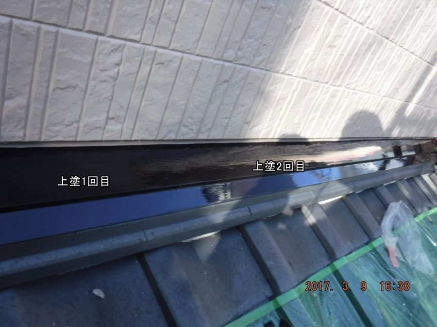 外壁と瓦屋根の取り合いの水切りに上塗り2回目を施工