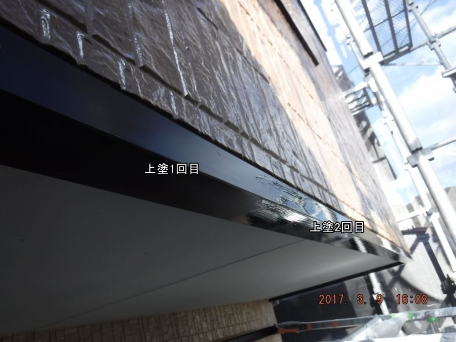 軒裏の縁の鉄部に上塗り2回目を施工