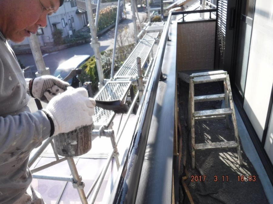 バルコニーの手摺りに上塗り2回目を塗る作業