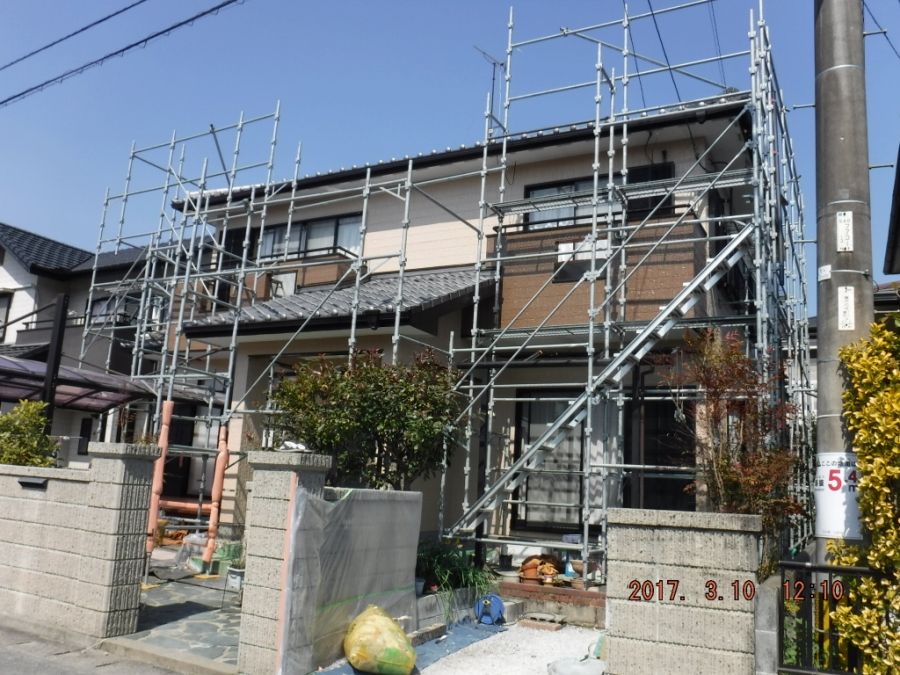 足場のメッシュシートを撤去したE様邸の外観