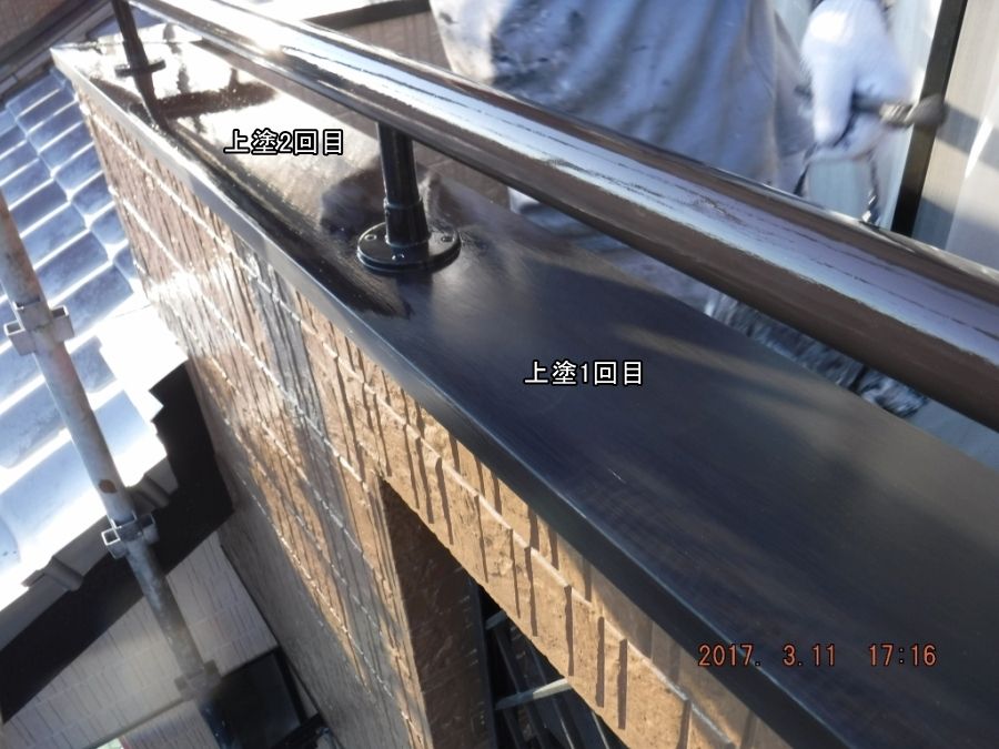 笠木板金の上塗り1回目と2回目の比較