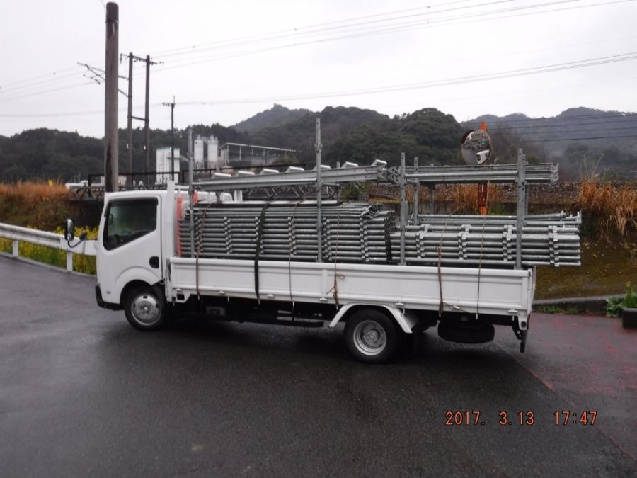 解体した足場材をトラックに積み込んだ状態