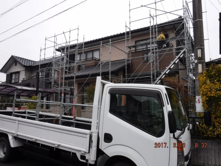 足場解体前のE様邸と搬出用トラック