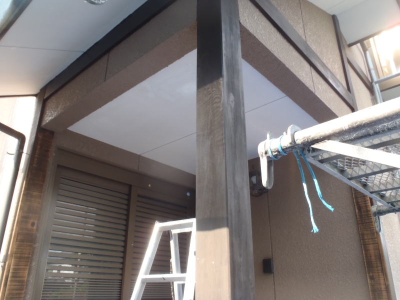 玄関面　ここの柱は予定変更で電動工具研磨＆メープル色で仕上てみました（施工前）