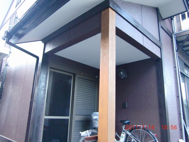 玄関面　ここの柱は予定変更で電動工具研磨＆メープル色で仕上てみました（施工後）