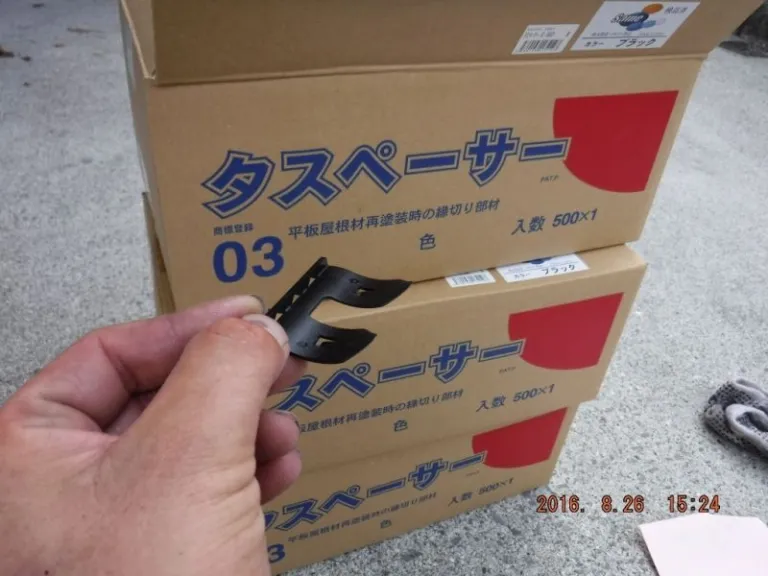 屋根材の縁切りに使うタスペーサー03の部材と梱包箱