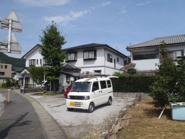 足場設置前のいし様邸と前面の駐車スペース
