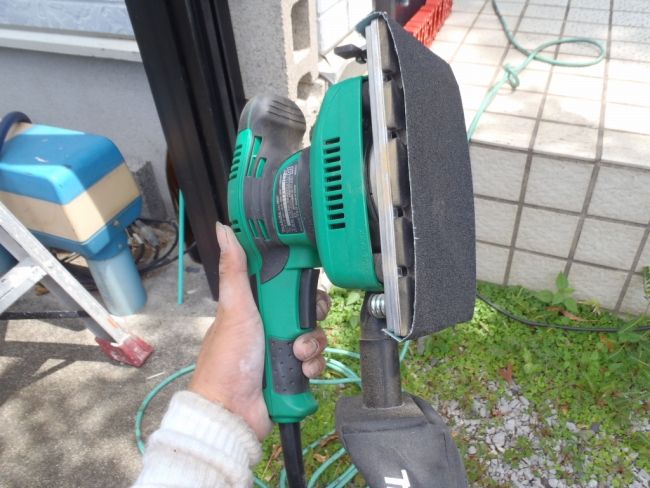 40番の研磨紙を付けた四角いサンダー