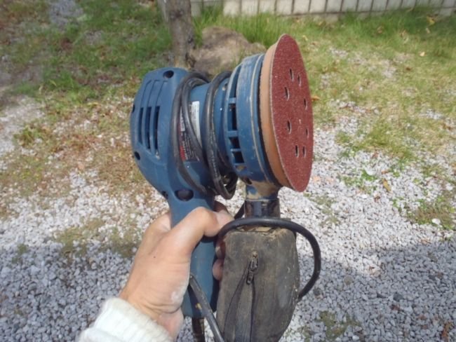 80番の研磨紙を付けた回転式サンダー