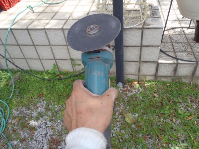 120番の研磨紙を付けたグラインダー
