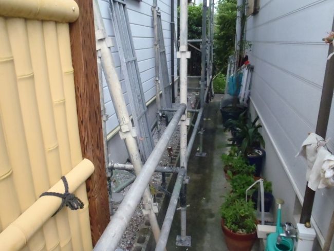隣家との狭い通路に組んだ足場