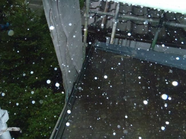 雨が降る中の足場とメッシュシート