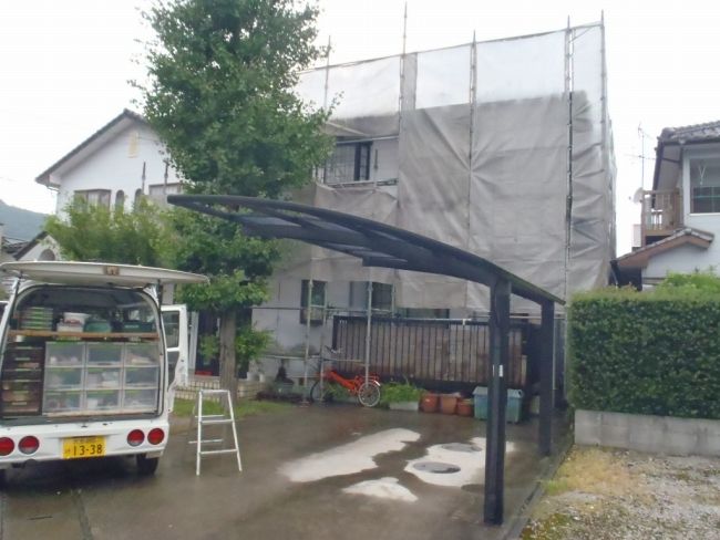 メッシュシートを張り終えたいし様邸の外観