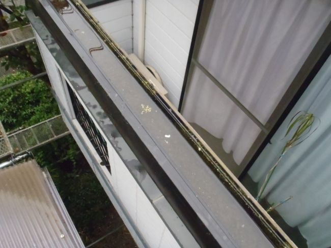泥がたまったテラス先端の雨樋