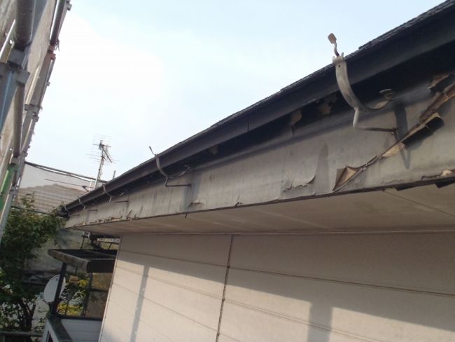 旧塗膜がめくれて剥がれた軒先の鼻隠し板