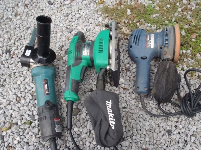 木部の旧塗膜研磨に用意した3種類の電動工具