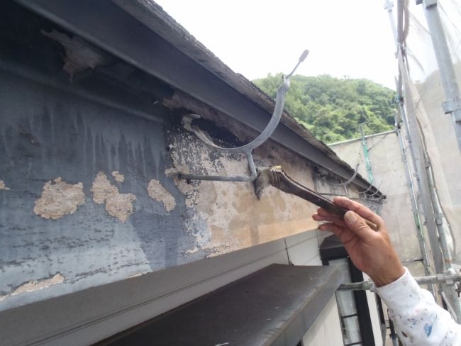 木部の旧塗膜に剥離剤を刷毛で塗る作業