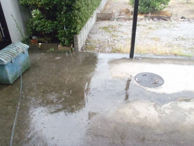 作業を中断した夕方の雨で濡れた駐車スペース