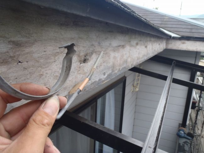 木部を研磨しやすくするため取り外した雨樋の金具