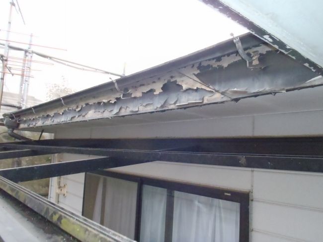 旧塗膜が大きく剥がれた破風板