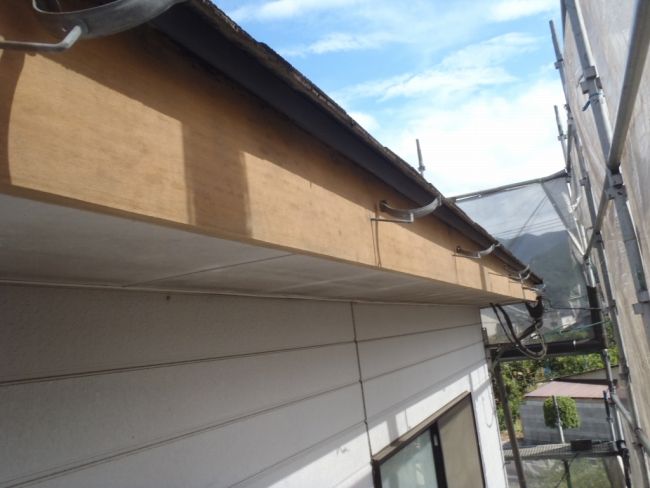 旧塗膜を剥がして研磨した2階西面の木部