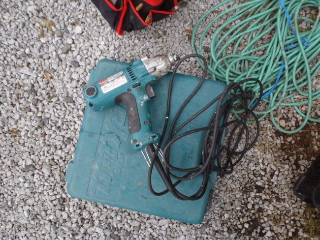 既存シーリングの撤去に使う電源式ドリル