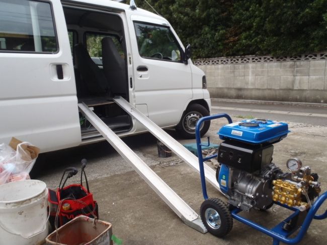 高圧洗浄機を作業車に積むための積載レール