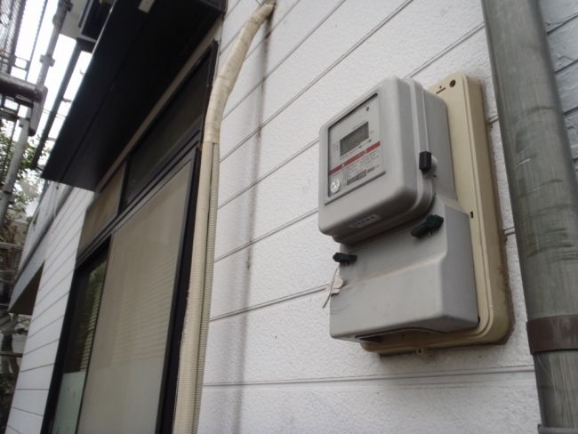 玄関横の配管カバーを取り外した状態