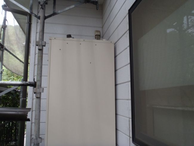 地面に固定され移動できない電気温水器
